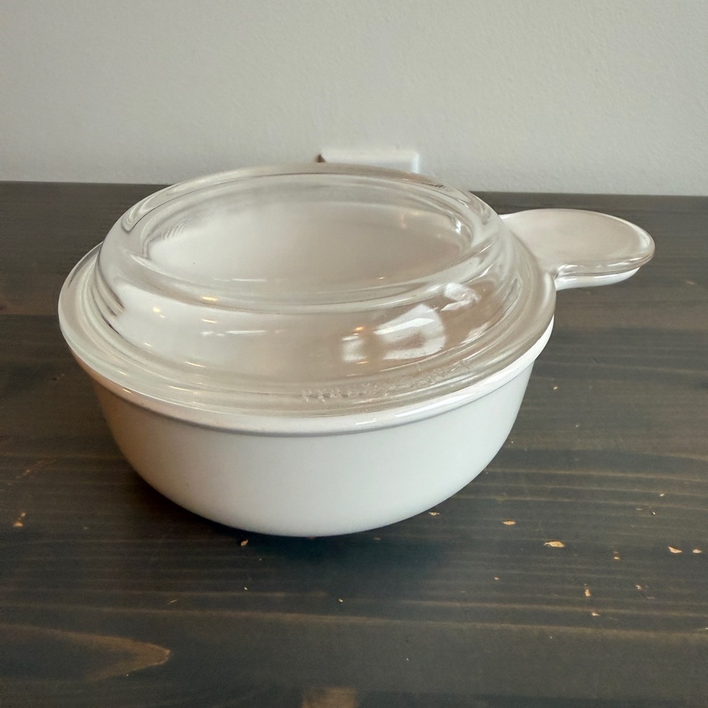 Vintage French White Corelle grab 
and go bowl and lid